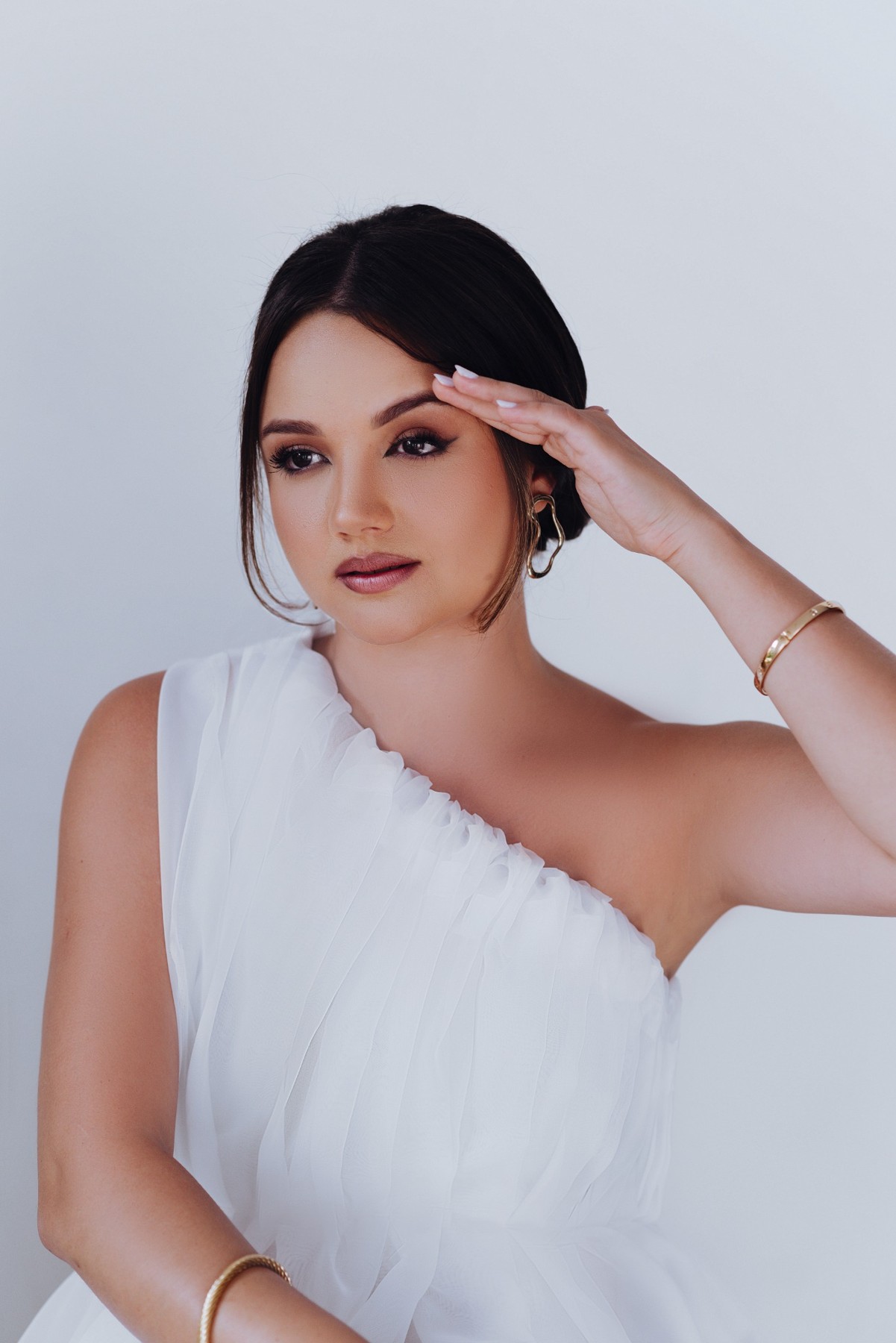 Detalhes da maquiagem e do penteado de uma noiva