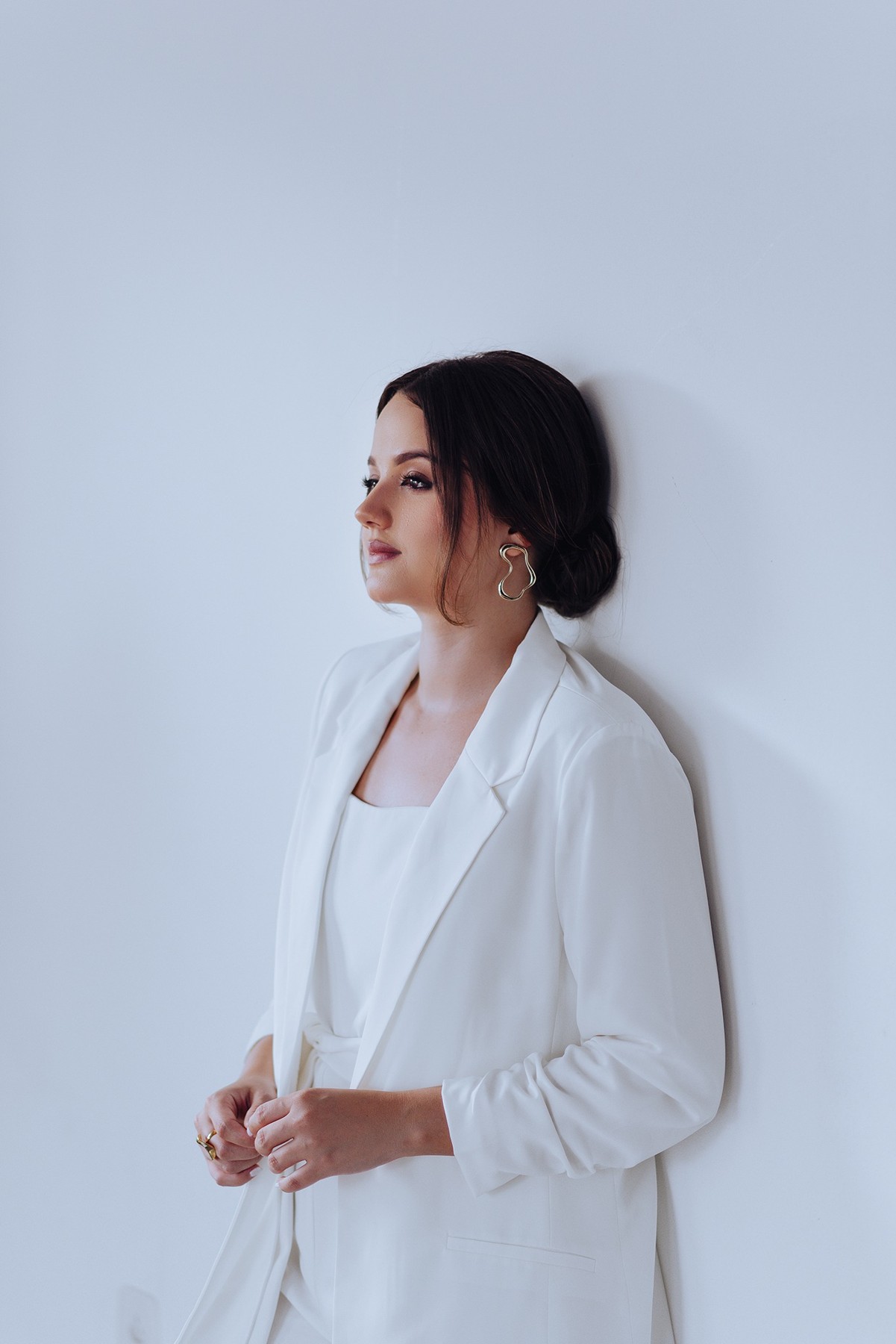 Noiva com penteado preso e produção elegante em branco